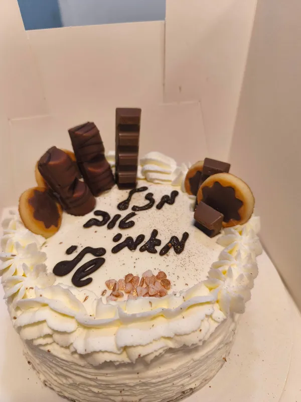 עוגה מעוצבת אישית עם פרחי קרם חמאה ועלי זהב