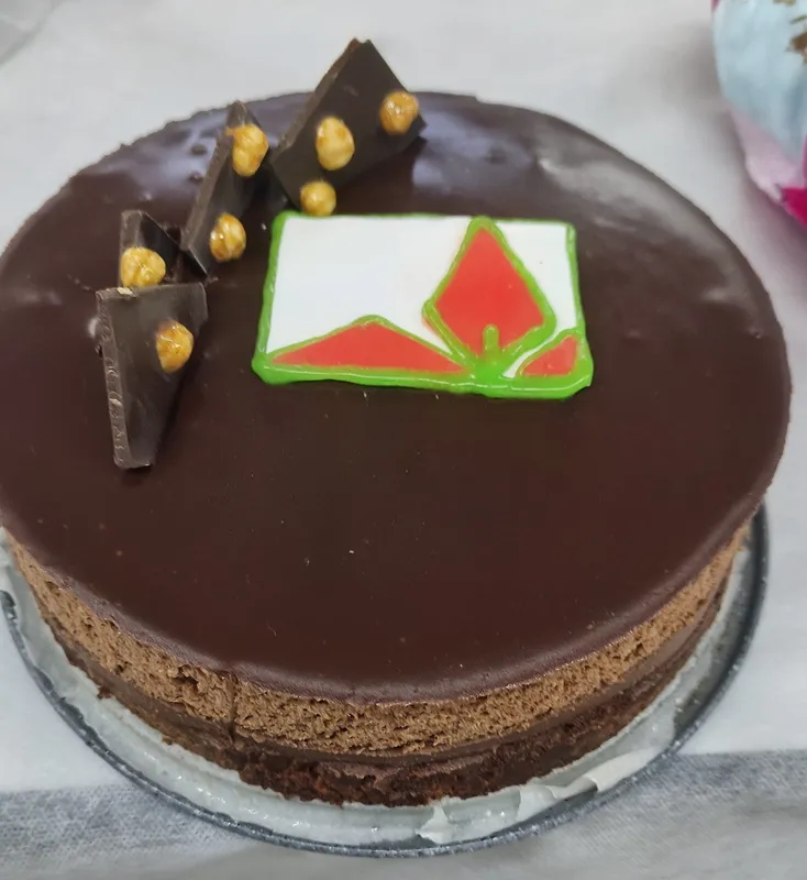 מוס שוקולד אלגנטי עם זיגוג מראה ועלי זהב